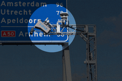 Nieuwe camera boven de A1 valt automobilisten op: hij flitst