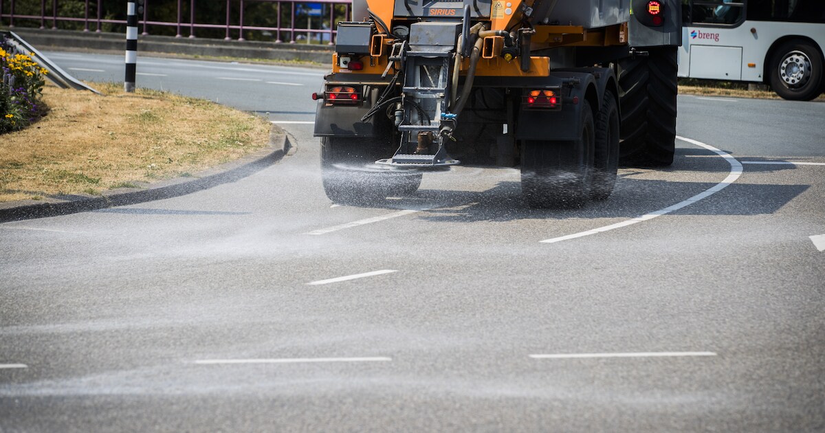 Strooiwagens in Moerdijk ingezet tegen hitte: Adrie legt uit waarom