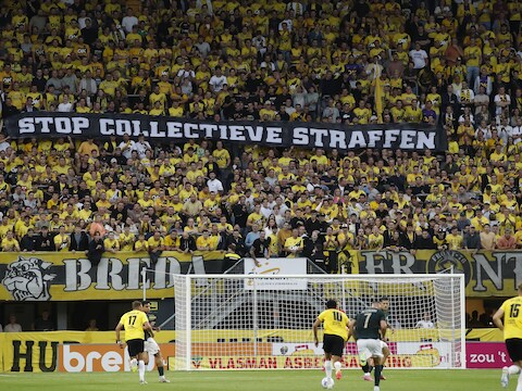 Spandoek ‘Stop collectieve straffen’ tijdens het duel tussen NAC en Fortuna Sittard.