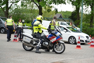 Politie deelt 72 boetes uit bij grote controle in Dongen, twee bestuurders aangehouden