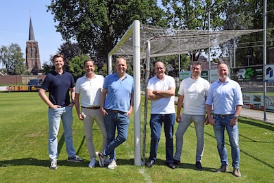 Niet 1 maar 6 nieuwe hoofdsponsoren voor voetbalvereniging Viola: ‘Met 6 man zoiets geregeld krijgen, dat is echt iets Alphens’