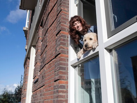 Hond Raf met baasje Lynn. 