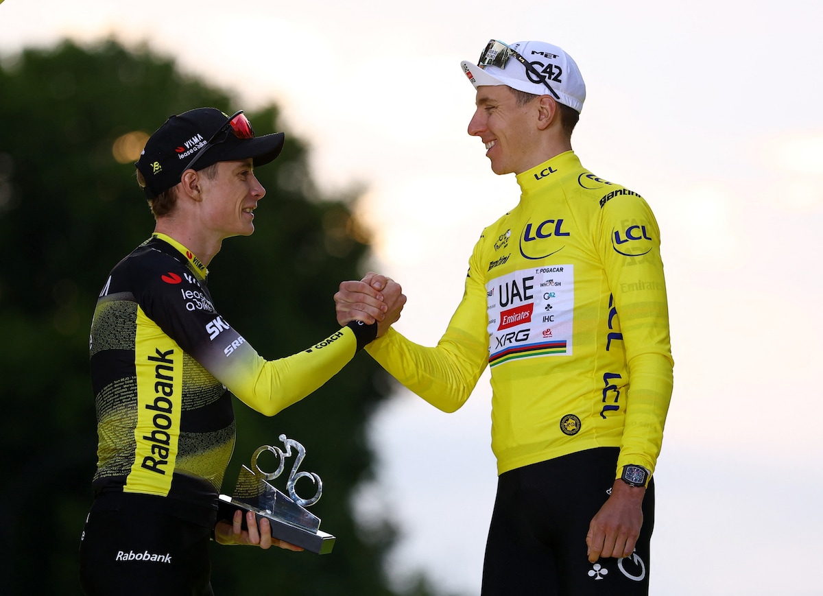 Tadej Pogacar en Jonas Vingegaard schudden elkaar de hand op het podium in Parijs.