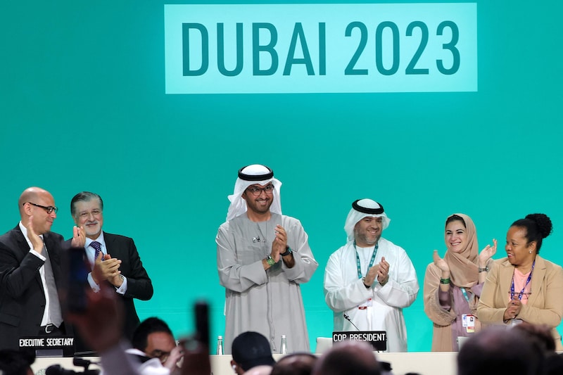 Voorzitter Sultan Al-Jaber (derde van links) op de laatste bijeenkomst van de klimaattop op woensdag in Dubai.