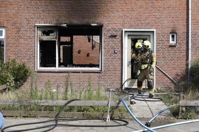Bewoonster loopt ernstige brandwonden op bij woningbrand in Klundert, buurman brengt haar in veiligh