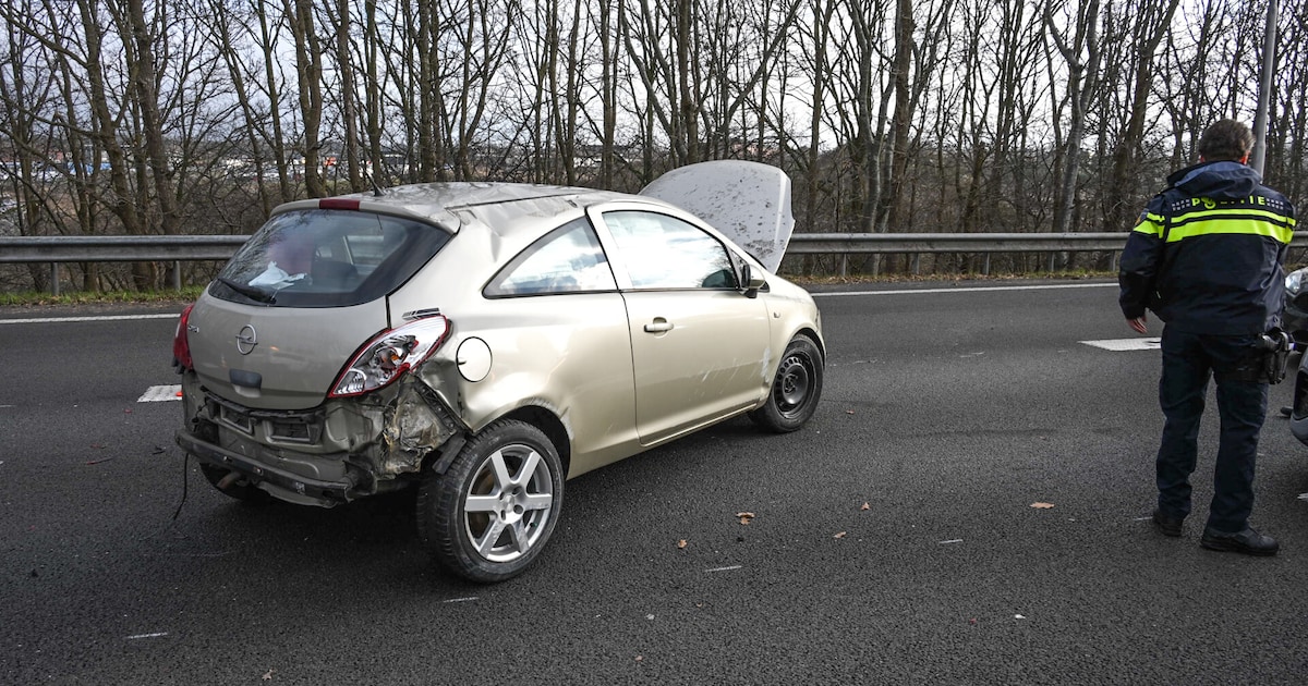 Auto slaat over de kop en raakt zwaar beschadigd op A27 bij Breda
