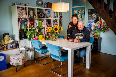 Nathalie, Erik en hun Elvis-verzameling wonen tussen hemelsblauwe muren, jammer van die donderwolk erboven