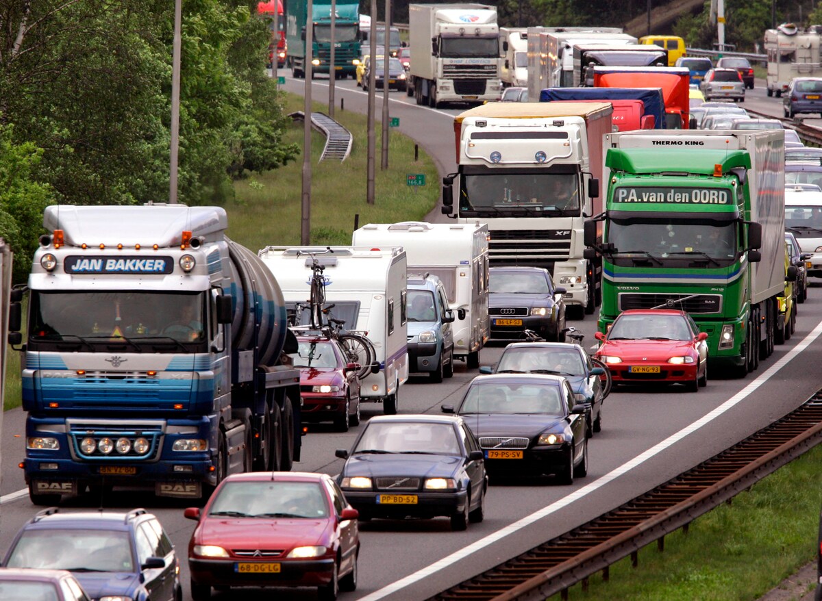 Het verkeer op de A50 bij Wolfheze tussen Arnhem en Oss loopt weer eens vast.