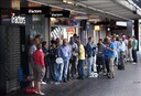Kopers van een iPad staan vrijdagmorgen al vroeg in de rij bij een winkel in Rotterdam. FOTO ANP.