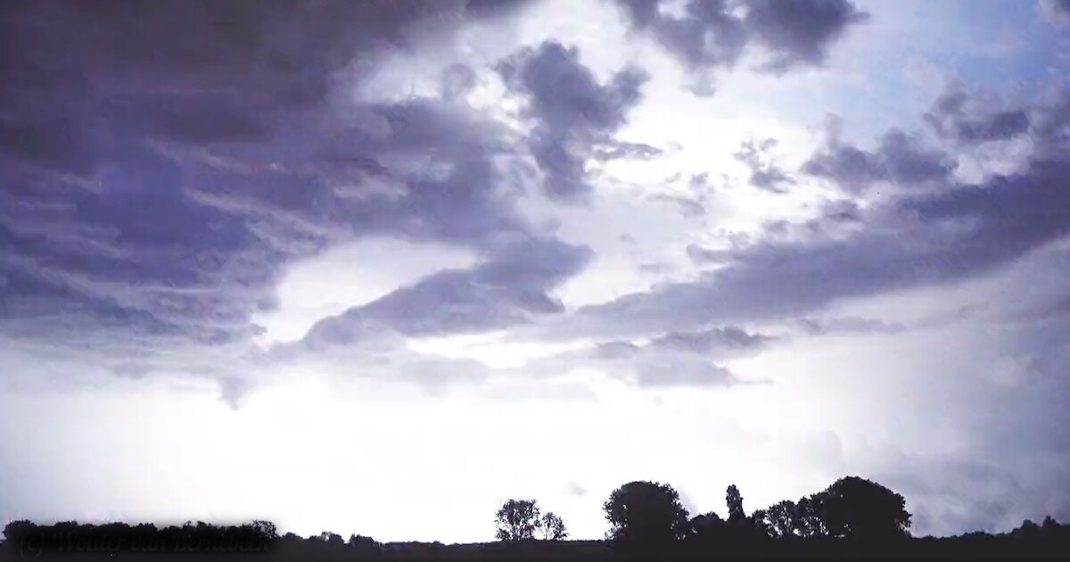 Weiland diep in de nacht volledig verlicht: spectaculaire beelden van onweer en lichtflitsen