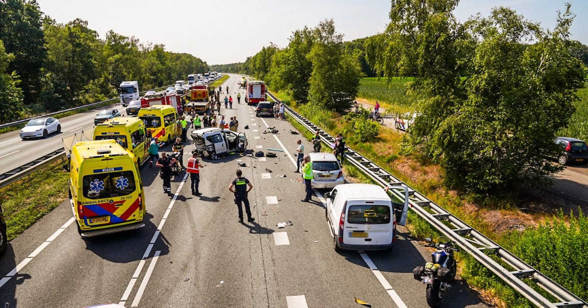 Gezin betrokken bij ongeluk op A67 bij Lierop: kind en ouder ernstig gewond, snelweg uren dicht