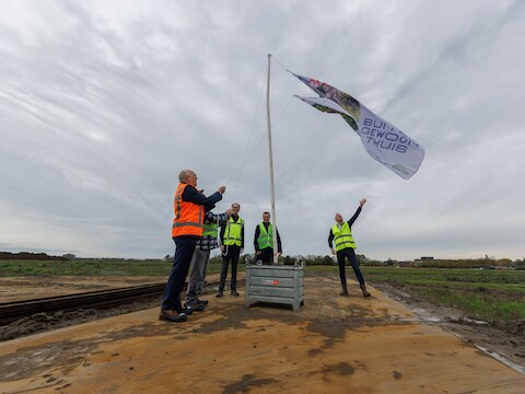 Wethouder Eef Schoneveld (links) hijst de bouwvlag. Samen met Piet Karman van Huurdersvereniging Woonkwartier, Stefan Haaksman (Remmers Bouwgroep),Marco Bakx (BPD regio Zuid) en Casper Grondel (Synchroon).