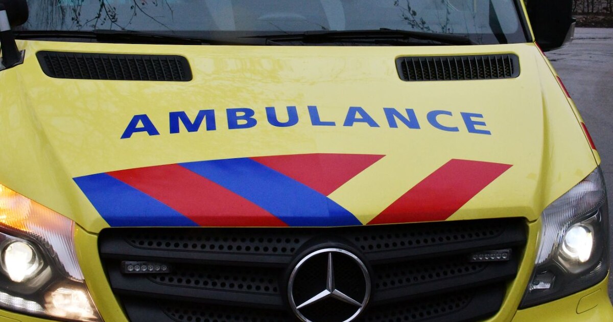 Ambulance met spoed naar Bosweg in Strijen