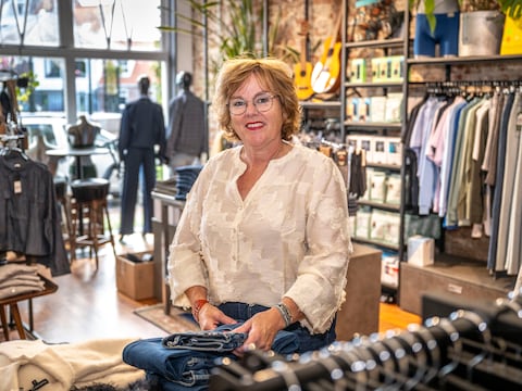 Wilma de Groot verkoopt in haar zaak in Koudekerke voornamelijk ondermode en dameskleding. „Maar er is ook een hoekje voor de heren, zodat ze zich niet hoeven te vervelen.”