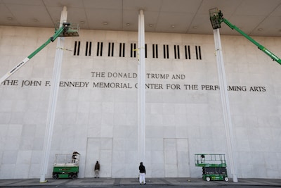 Rechter beveelt verwijdering naam Trump van Kennedy Center