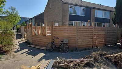 Illegaal ‘fort’ in Dordrecht wordt deels afgebroken: omstreden schutting wordt gehalveerd