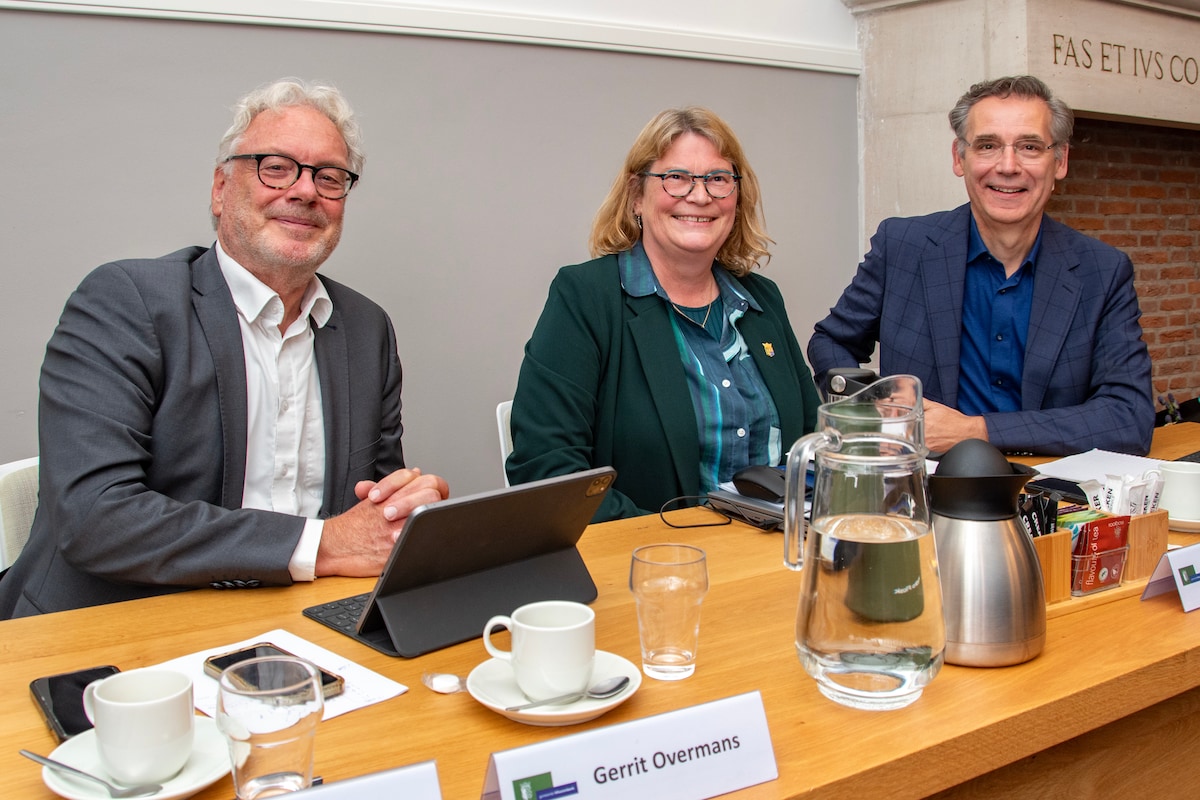 CDA-wethouder Cathy Noordergraaf tussen haar twee van haar collega’s: Gerrit Overmans (l) en Piet Machielsen. 