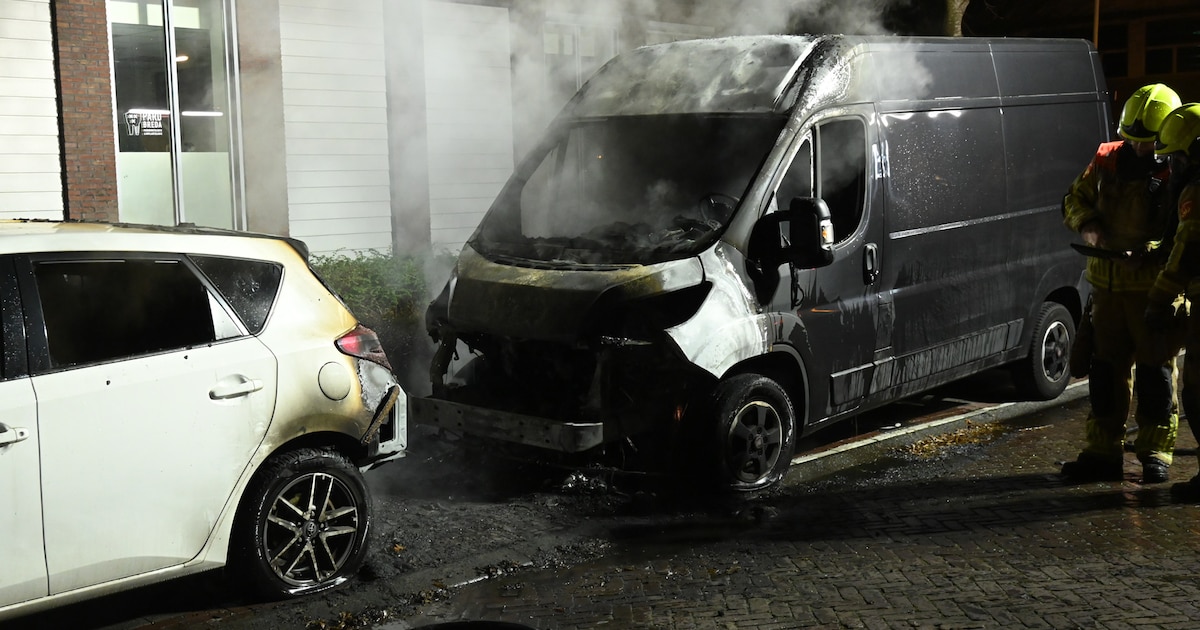 Bestelbus en auto in brand in Breda, mogelijk sprake van brandstichting