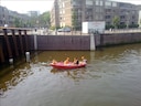 Een bootje met oranje passagiers bij het Spanjaardsgat in Breda. FOTO Annemieke van Dongen.