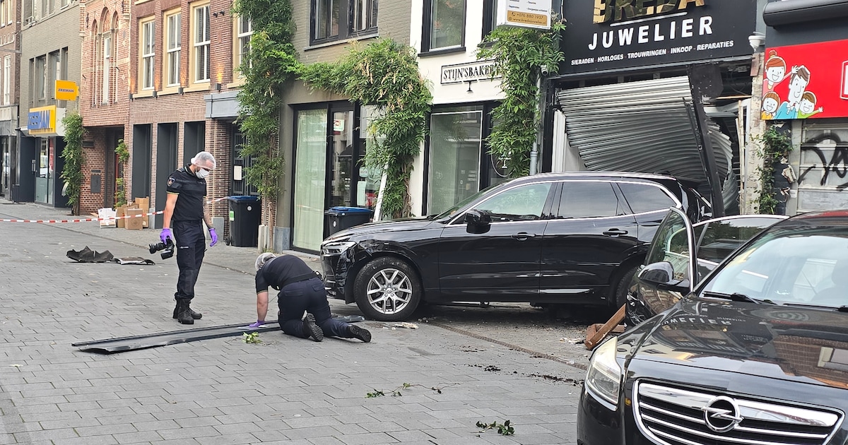 Opnieuw enorme ravage bij juwelier in Bredase Ginnekenstraat, twee auto’s rijden zaak binnen: ‘Dit i