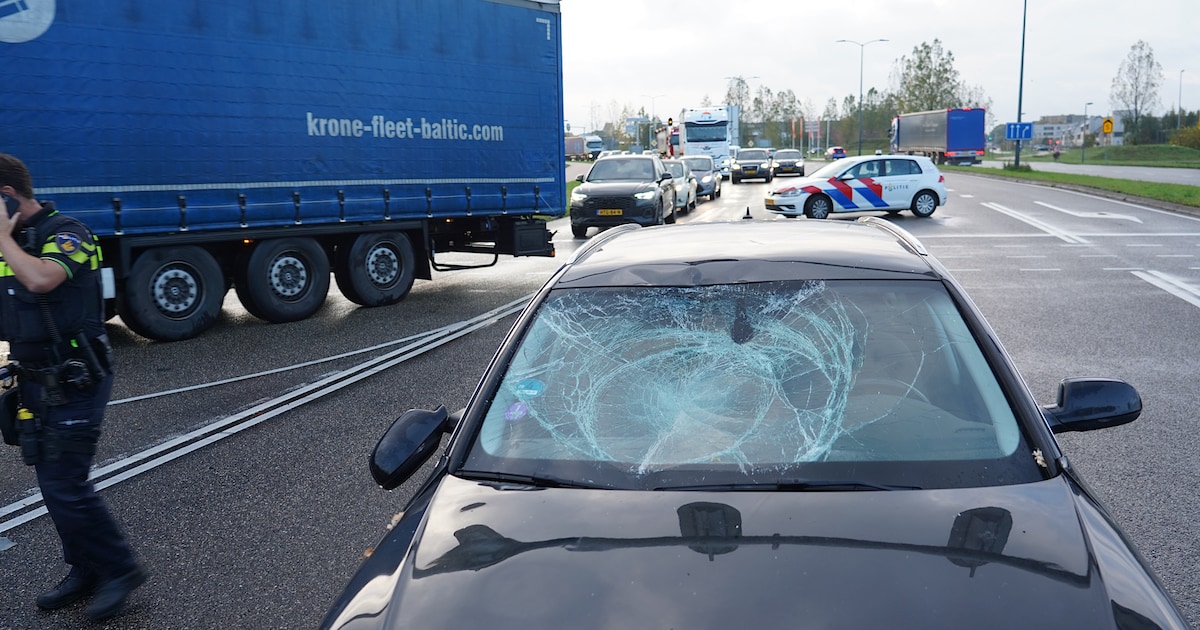 Fietser belandt op voorruit bij botsing met auto in Oosterhout en raakt gewond