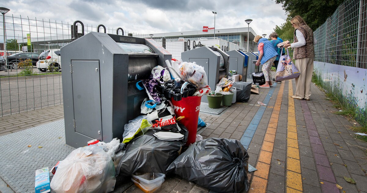 Woensdrecht is dumping vuilniszakken naast containers beu, toch ziet de ...