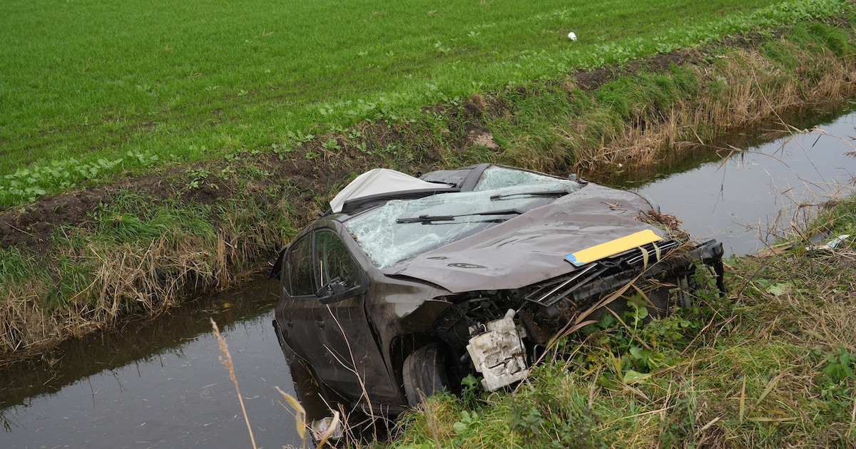 Auto belandt in de sloot langs A59 bij Raamsdonk, bestuurder spoorloos