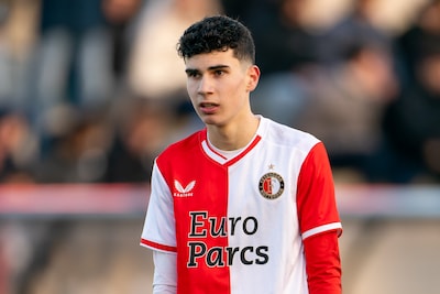 Robin van Persie laat zoon Shaqueel (18) debuteren voor Feyenoord in oefenduel met FC Dordrecht