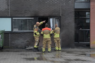 Containerbrand tegen gevel veroorzaakt schade aan bedrijfspa