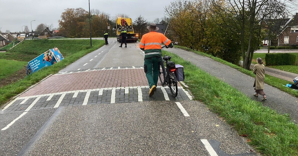 Busje van boodschappenbezorger rolt tot twee keer toe van dijk in ...
