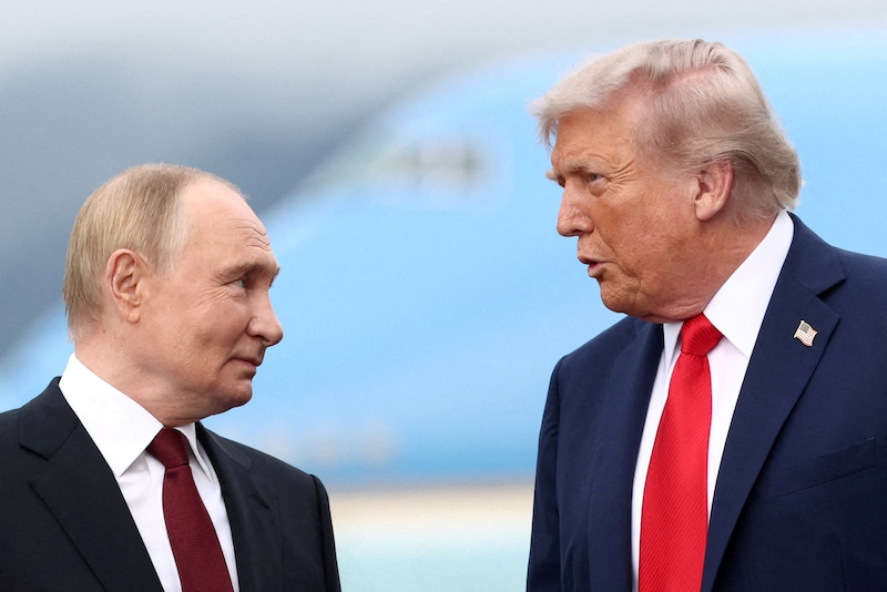 Donald Trump (rechts) en Vladimir Poetin spraken in augustus 2025 in  Alaska over een mogelijke vredesdeal.