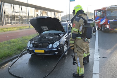 Automobilist ziet rook onder motorkap uit komen tijdens rit in Breda
