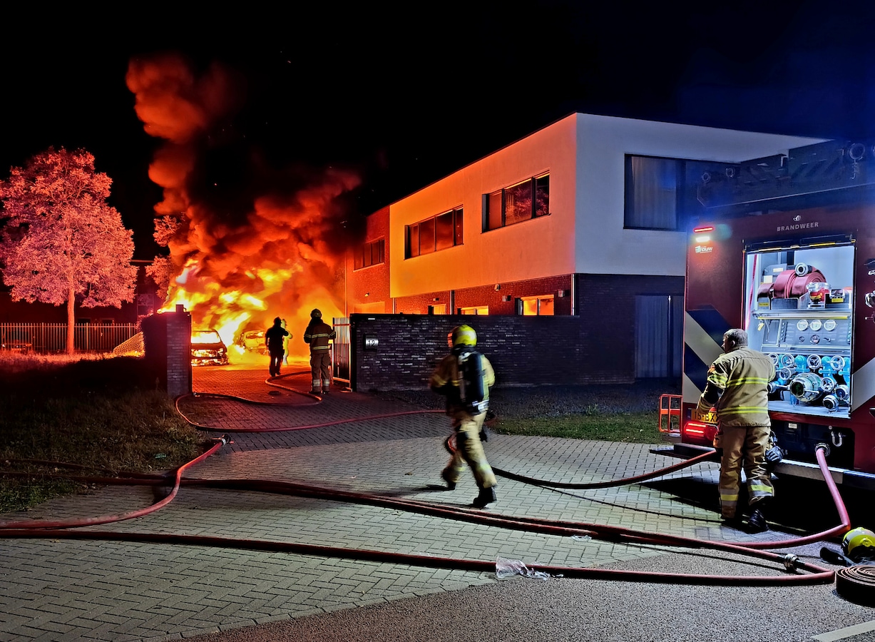 Twee auto's en een camper gingen in vlammen op in Velp (NB).