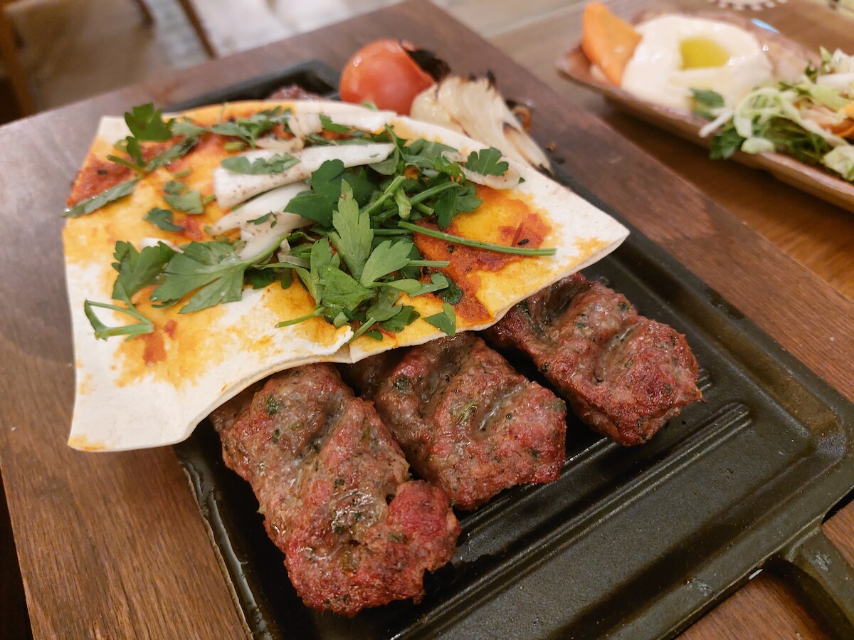 Syrische kebab van kalfs- en lamsgehakt.