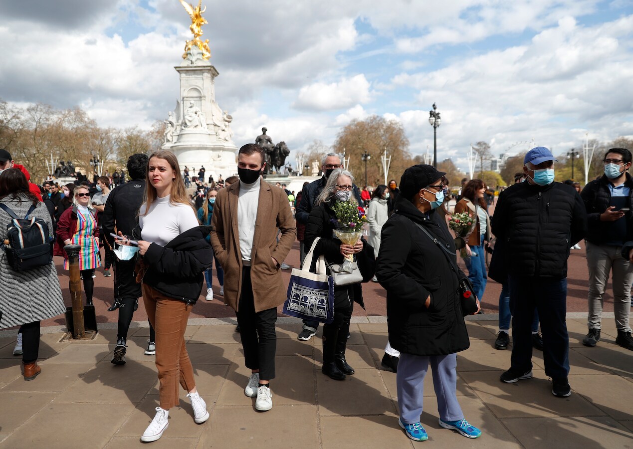 Mensen verzamelen zich bij Buckingham Palace na het overlijden van prins Philip