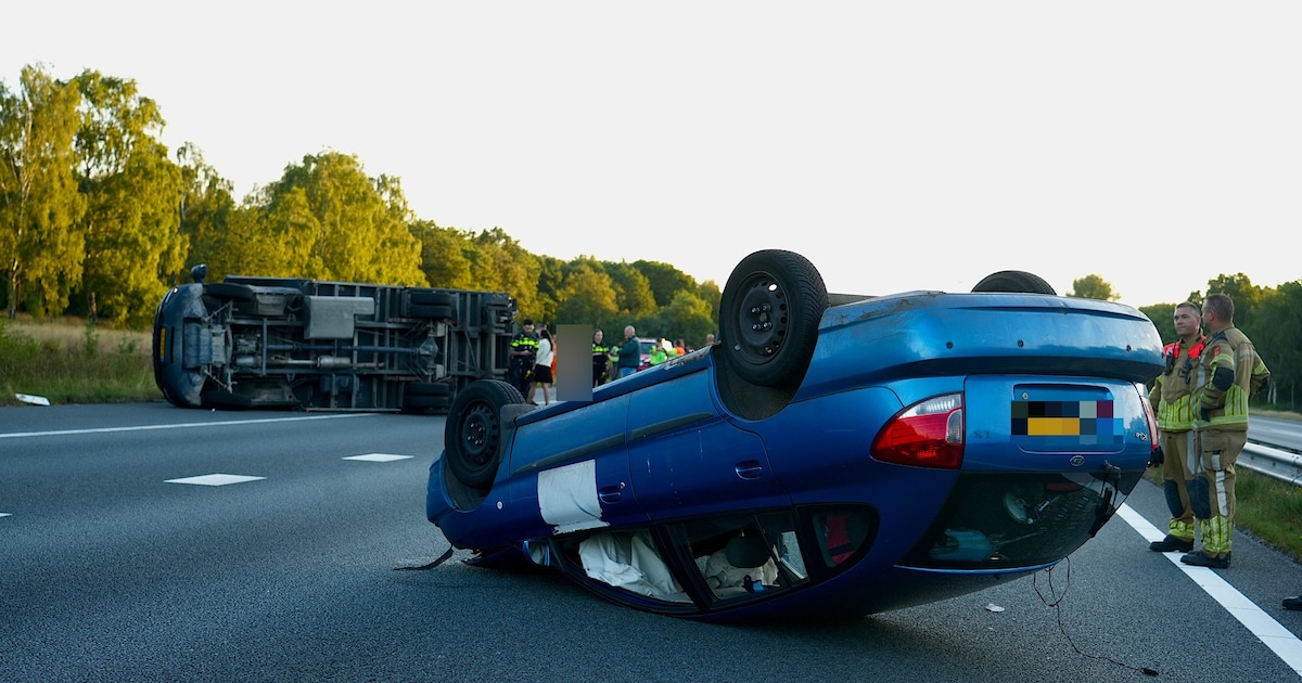 A59 urenlang dicht na ongeval bij Made: auto op zijn kop, meubels belanden op wegdek