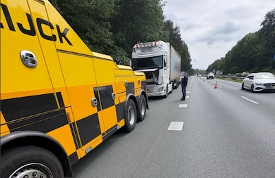 Vrachtwagen komt stil te staan met pech op A4 bij Bergen op Zoom-Zuid