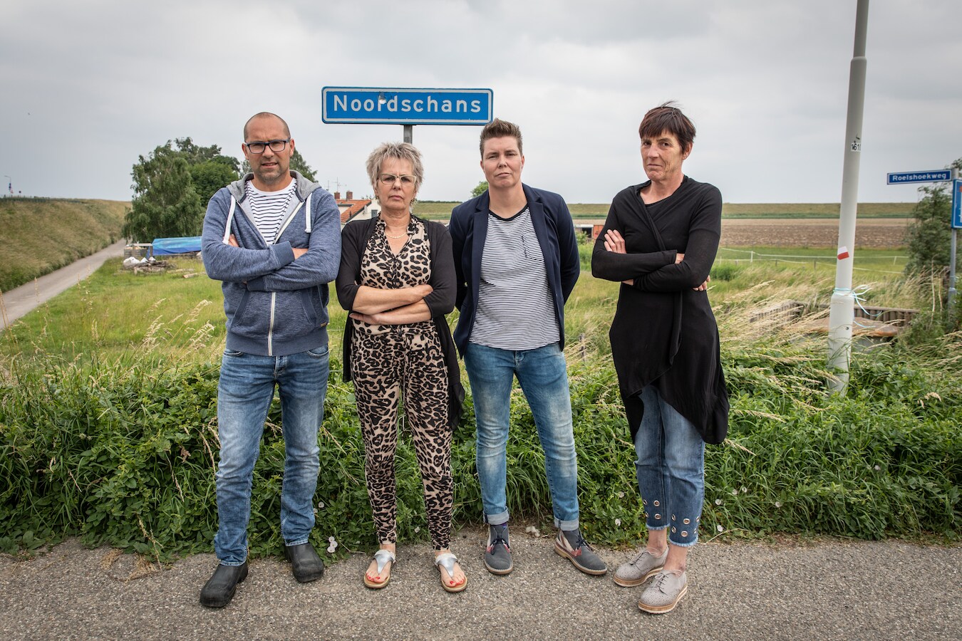 Jacobien van den Dorpel, Mirelle Minning, Janneke Vos en Arjan Fierloos wonen in buurtschap Roelshoek bij Krabbendijke. Zij en drie andere buren willen zo snel mogelijk worden uitgekocht door TenneT zodat ze verder kunnen het hun leven.