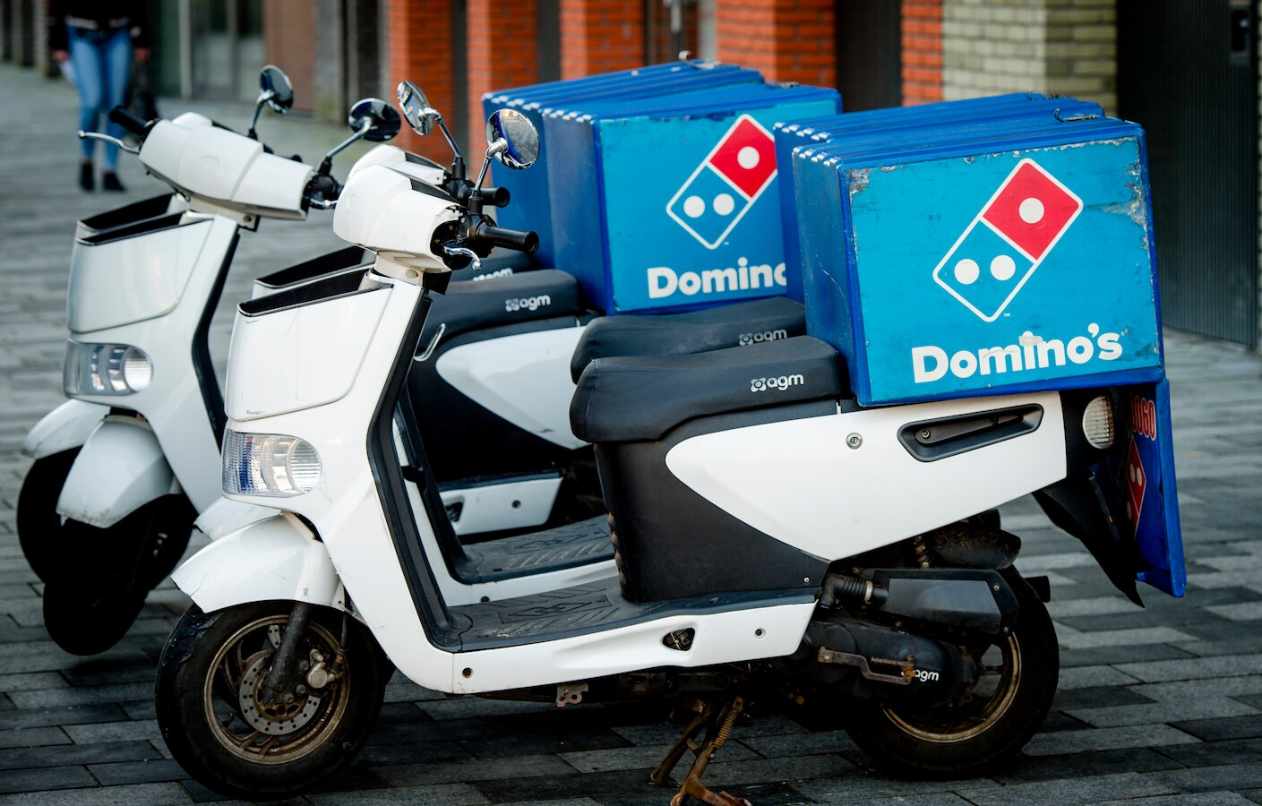 Bezorgers van Domino's Pizza bezorgen vanaf juli vanuit twee zaken in Roosendaal pizza's.