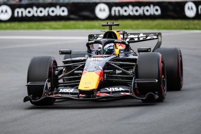 Max Verstappen wint een plekje na redelijke start, gok McLaren pakt geweldig uit