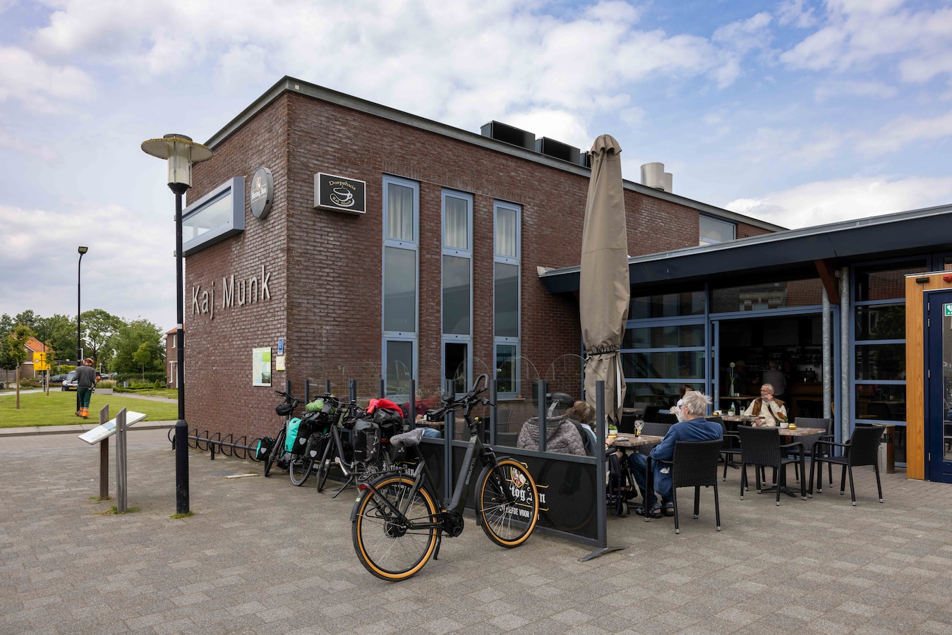 Bestuur Van De ‘huiskamer Van Hansweert’ Zet Geliefde Beheerders Petra ...