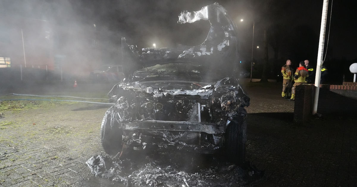 Auto vliegt in brand in Gilze, eigenaar belt zelf de brandweer