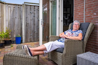 Drukte, hitte, afzien, zij blijven deze zomer lekker thuis: ‘Je eigen bed slaapt toch het lekkerst’