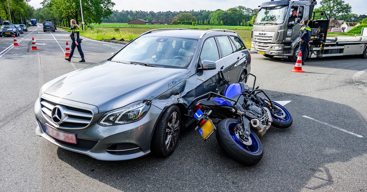 Lesmotor en auto botsen op Chaamseweg in Ulvenhout: leerling komt met schrik vrij