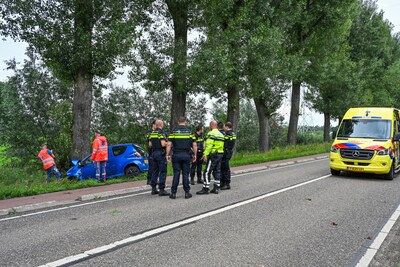 Twee gewonden na botsing tegen boom in Raamsdonksveer: traumahelikopter ingezet