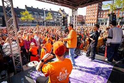 Koningsdag barst los met gezelligheid op Statenplein, honderden mensen komen af op optreden Nielson