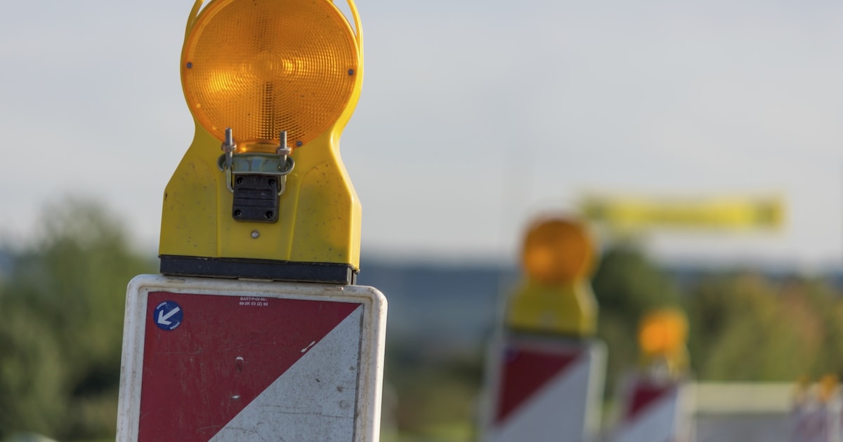 Geluidsschermen langs A17 zorgen voor tijdelijke afsluiting toerit Standdaarbuiten