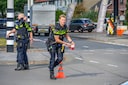 De Doornboslaan in Breda werd al snel deels afgezet, maar een bestuurder reed alsnog door de afzetting heen.