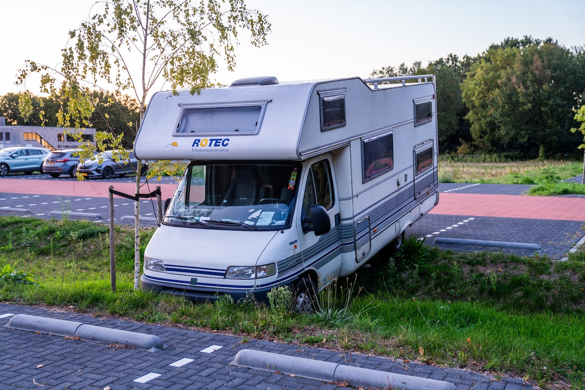 Camper rijdt sloot in in Geldrop doordat bestuurder handrem vergeet op te zetten. 
