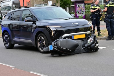 Scooterrijder lichtgewond bij botsing met auto in Breda